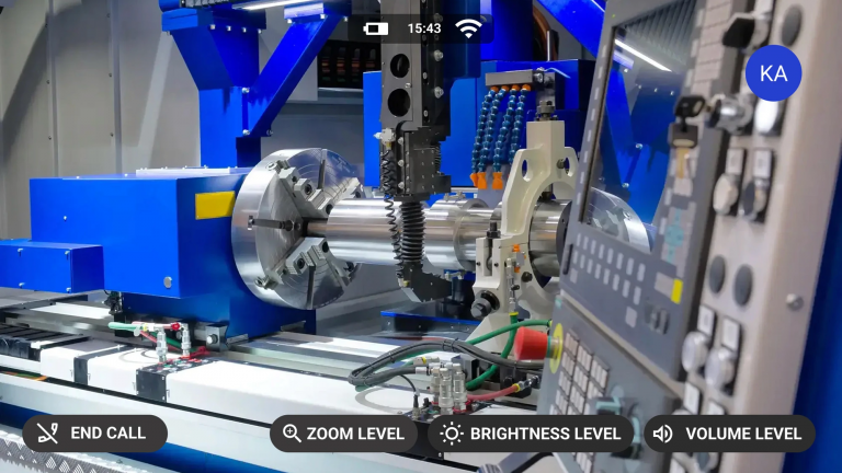 Tecnico in stabilimento industriale con RealWear in collegamento live con esperto remoto su macchinario CNC