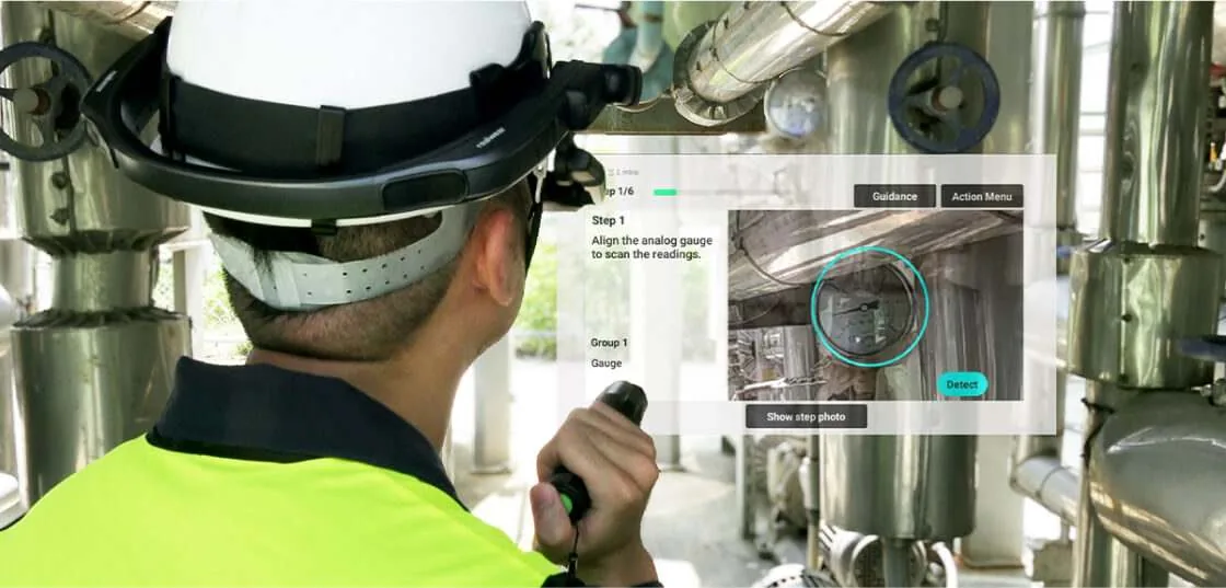 Operatore con visore RealWear durante una sessione di assistenza remota