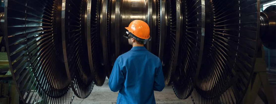 Tecnico con visore RealWear davanti a una turbina