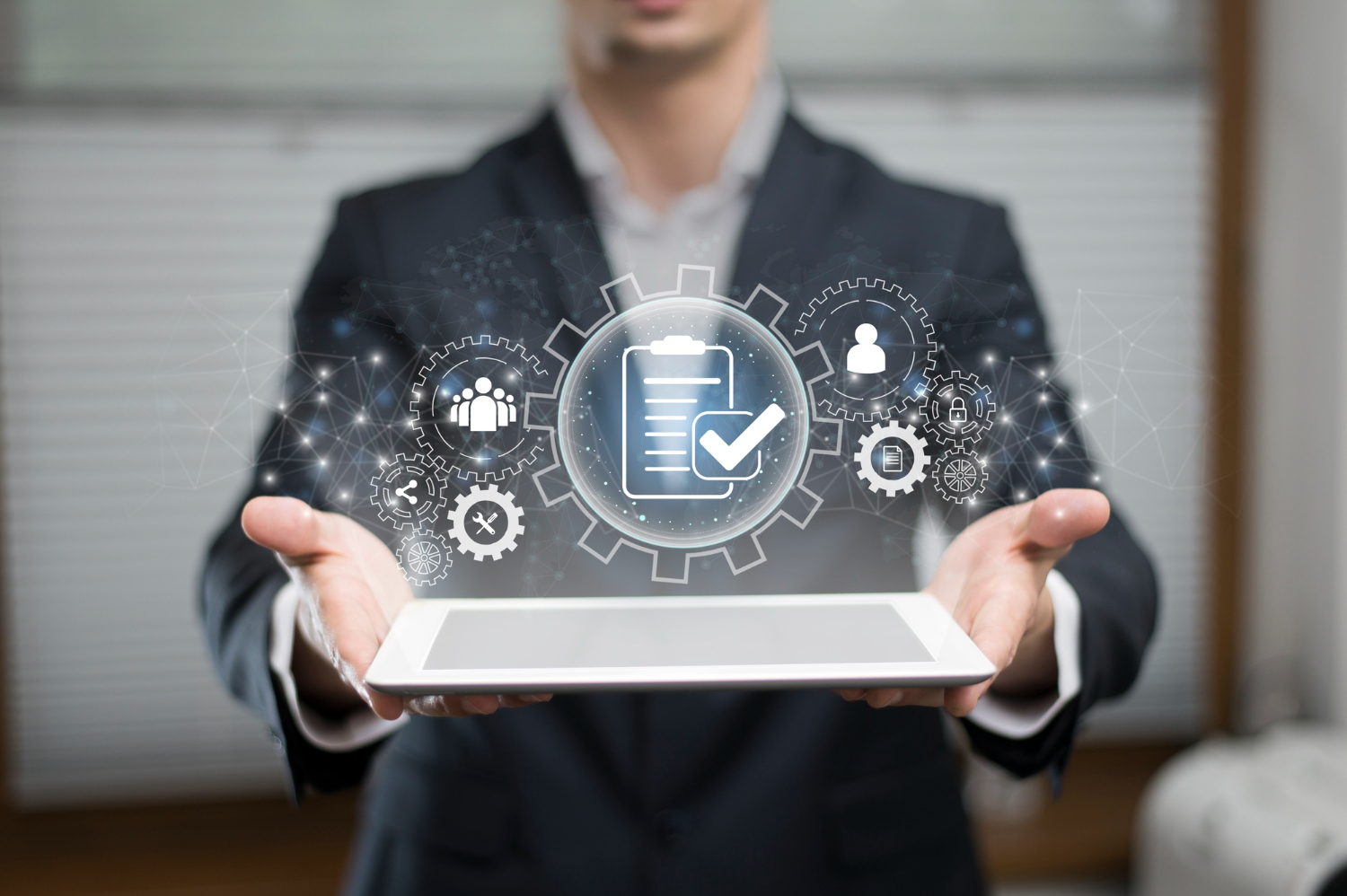 Tecnico IT al lavoro con dashboard di monitoraggio accanto a imprenditori: concetto di supporto IT gestito per PMI.