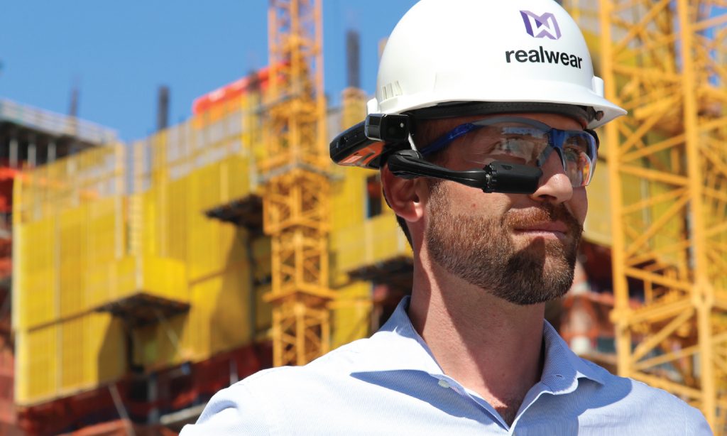 Lavoratore in impianto oil & gas con dispositivo RealWear per assistenza remota