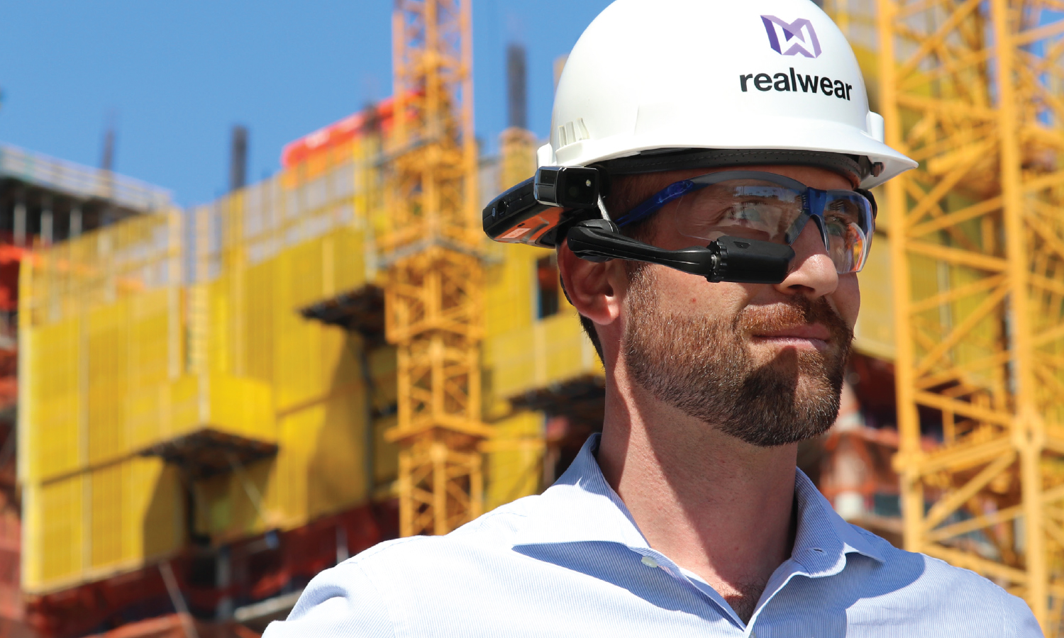 Lavoratore in impianto oil & gas con dispositivo RealWear per assistenza remota