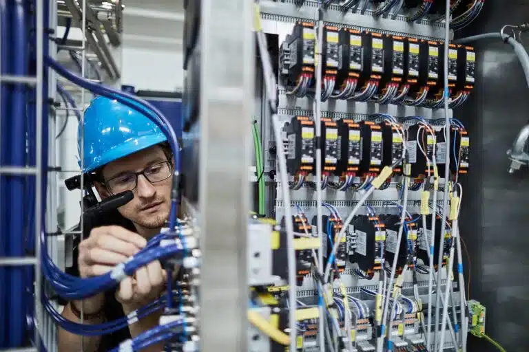 Tecnico junior con RealWear guidato da remoto da un esperto: esempio di formazione rapida e standardizzata in ambito industriale