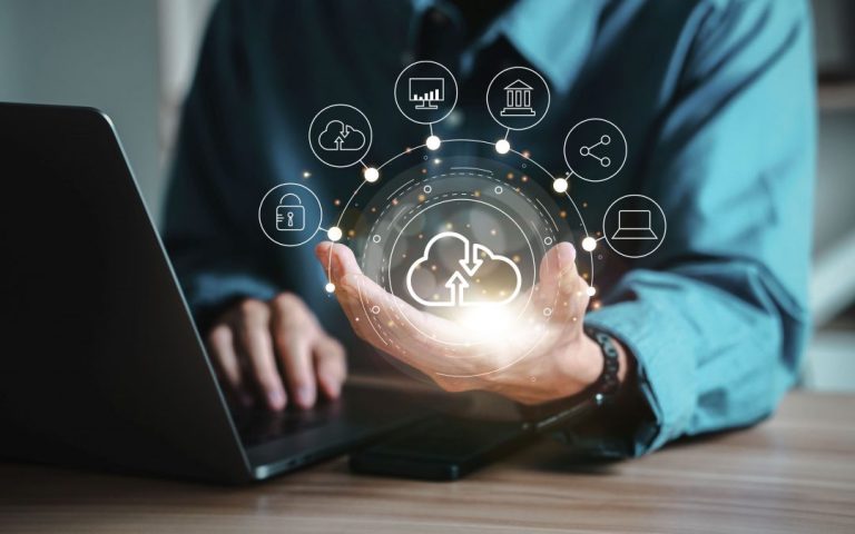 Mano che tiene un’applicazione custom modulare: rappresentazione visiva di un software su misura che si adatta alle esigenze specifiche del cliente