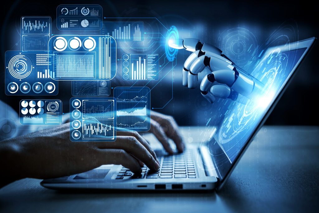 Tecnico IT al computer assistito da una mano bionica digitale: simbolo del monitoraggio proattivo e predittivo sull’infrastruttura aziendale