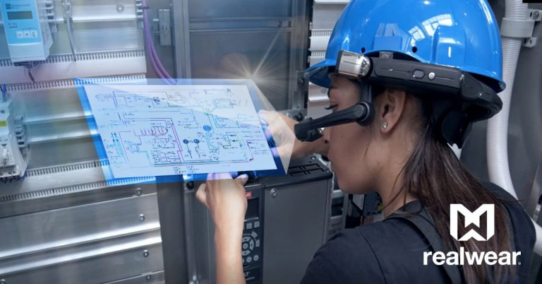 Operatore utilizza RealWear per ricevere assistenza remota durante la manutenzione di una macchina CNC