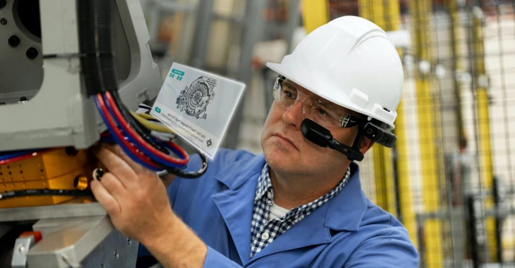Tecnico in ambiente industriale che utilizza RealWear Navigator per ricevere istruzioni vocali e visive sul campo