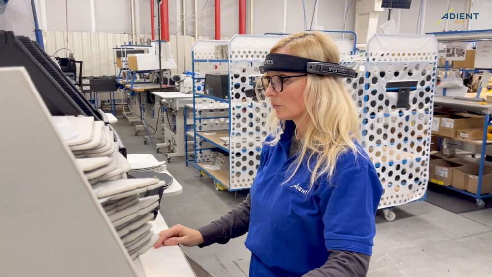 Operatore in linea produttiva con dispositivo RealWear che riceve istruzioni digitali in tempo reale