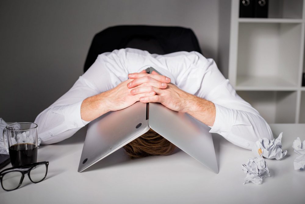 Rappresentazione di reparti aziendali separati da silos informativi con software non integrati