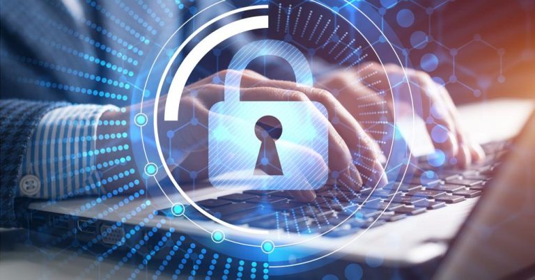 Tecnico informatico mostra al CEO un report di sicurezza informatica post-audit, con dashboard di conformità e sistemi attivi di difesa EDR e SIEM.