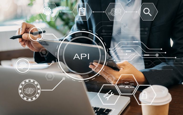 Flusso integrato tra CRM, ERP e piattaforma e-commerce con scambio automatico di dati